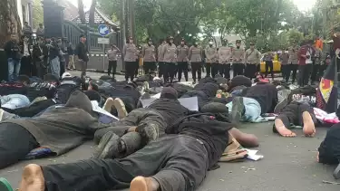 100 Hari Kabinet Merah Putih, Puluhan Mahasiswa di Kota Malang Gelar Demo di Depan Gedung DPRD dengan Tujuh Tuntutan