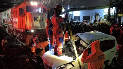 Diduga Serobot Palang Pintu Kereta, Tujuh Penumpang Mobil yang Tertabrak Kereta Berhamburan Selamatkan Diri