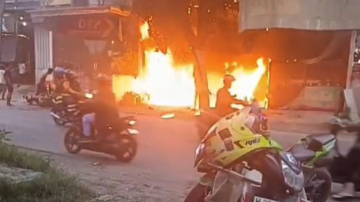 Kebakaran Hebat Ludeskan Toko Sembako Madura di Gresik, Dua Motor Ikut Hangus
            - galeri foto