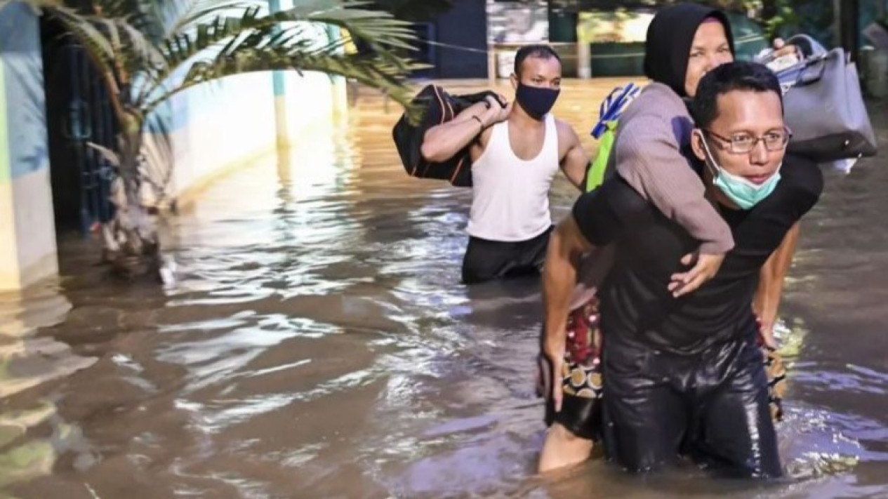 Banjir Merendam Jakarta Barat: Ratusan Warga mengungsi di Musala dan Rusunawa
            - galeri foto