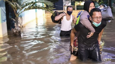 Banjir Merendam Jakarta Barat: Ratusan Warga mengungsi di Musala dan Rusunawa