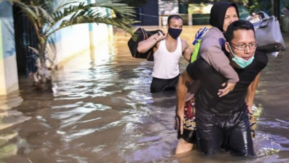 Banjir Merendam Jakarta Barat: Ratusan Warga mengungsi di Musala dan Rusunawa