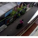 Pencuri Dorong Motor Hasil Curiannya di Jakarta Barat, Sempat Dibantu Ojol Karena Dikira Mogok