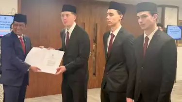 Menteri Hukum RI Supratman Andi Agtas (kiri) memimpin pengambilan sumpah dan janji setia kewarganegaraan tiga pemain naturalisasi Ole Romeny, Tim Geypens, dan Dion Markx resmi menjadi warga negara Indonesia (WNI).