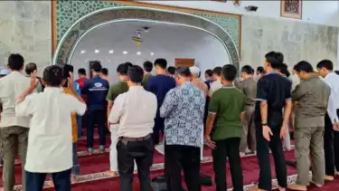 Ilustrasi shalat Tarawih di masjid selama malam-malam Ramadhan