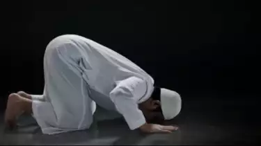 Ilustrasi pria Muslim sujud saat shalat Witir