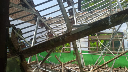 Atap Dua Kelas di Jember Ambruk saat Proses Belajar Mengajar