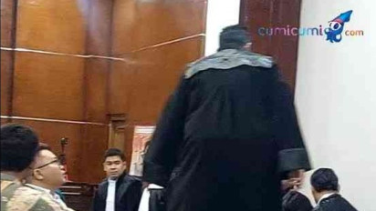 Firdaus Oiwobo Naik Meja saat Sidang Hotman Paris Vs Razman Nasution, Singgung Pelaku Contempt of Court Lain Mulai dari Sabet Hakim Pakai Gesper hingga Buang Mic