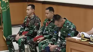 Tiga anggota Tentara Nasional Indonesia (TNI) Angkatan Laut (AL) dalam kasus penembakan bos rental mobil di rest area KM45, Tol Tangerang-Merak di Pengadilan Militer II-08 Jakarta, Cakung, Jakarta Timur, Senin (10/2/2025)