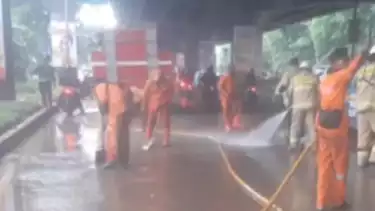 Puluhan motor diduga alami kecelakaan di Jakarta Utara gara-gara jalan licin