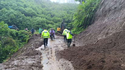 Longsor Tutup Jalur Bromo, Polres Malang Terjunkan Tim untuk Evakuasi dan Pembersihan
