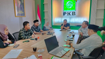 Tidak Digaji dan Nasib Tidak Jelas, Ribuan Honorer Pemkab Gruduk DPRD Jember
