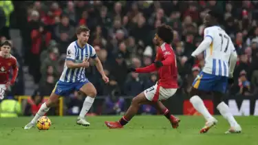 Joel Veltman berduel dengan Joshua Zirkzee, pemain Manchester United.