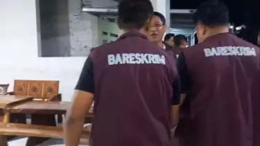 Dokumentasi penggeledahan rumah Kades Kohod, Arsin bin Sanip.