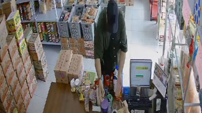 Warga Nganjuk Nyaris Jadi Korban Hipnotis WNA, Aksinya Terekam CCTV