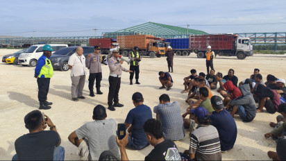 Kerap Ancam Nyawa Pengendara Lain, Puluhan Sopir Truk Angkutan Dikumpulkan Polisi