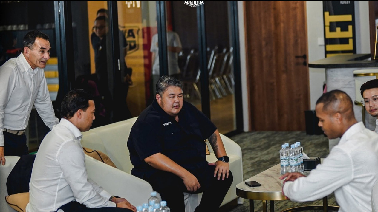 Patrick Kluivert Berkunjung ke Klub Belandanya Liga 1, Bos Dewa United Minta Ini pada Timnas Indonesia
            - galeri foto