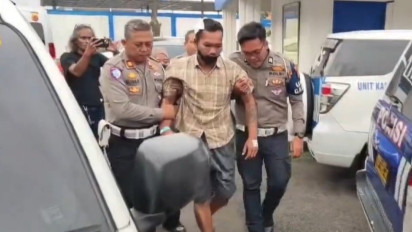 Sambil Dipapah, Sopir Truk Kecelakaan Maut Gerbang Tol Ciawi Dijemput Polisi Setelah Dirawat Satu Pekan