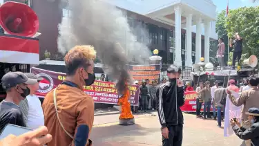 Ratusan massa menggelar unjuk rasa di Pengadilan Tata Usaha Negara (PTUN) Jakarta, Rabu (12/2/2025).