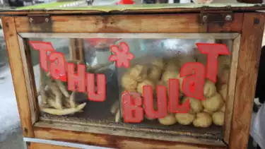 Ilustrasi jualan makanan tahu bulan di tengah puasa Ramadhan pada siang hari