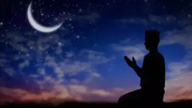 Ilustrasi membaca amalan doa menjelang Ramadhan saat lakukan rukyatul hilal