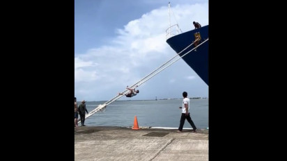 Viral Pedagang Asongan Manjat Tali Tambat Untuk Jualan di Kapal Pelni