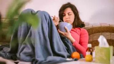 Ilustrasi orang sakit makan tidak puasa Ramadhan