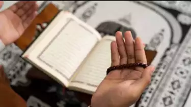 Ilustrasi mengisi amalan setelah shalat di Ramadhan