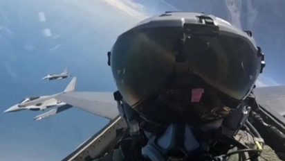 Pesawat Tempur AS Jatuh di San Diego, Dua Pilot Berhasil Lontarkan Diri Sebelum Kecelakaan Terjadi