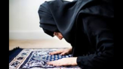 Apakah Boleh Shalat Tarawih di Rumah Bagi Perempuan? Ustaz Adi Hidayat Tegaskan Hukumnya Sunnah tapi ...