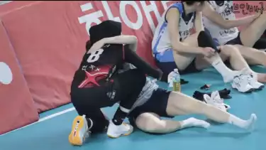 Megawati Hangestri dan Lee So-young saling berpelukan usai laga Red Sparks Vs IBK Altos di Liga Voli Korea 2024-2025.