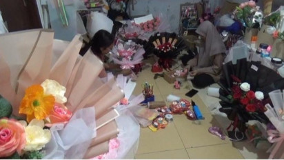 Perajin Buket di Jombang Banjir Orderan Jelang Hari Valentine