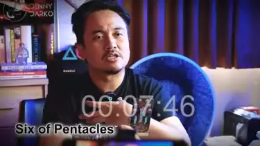 Denny Darko membacakan kartu tarot Fuji dan Aisar Khaled