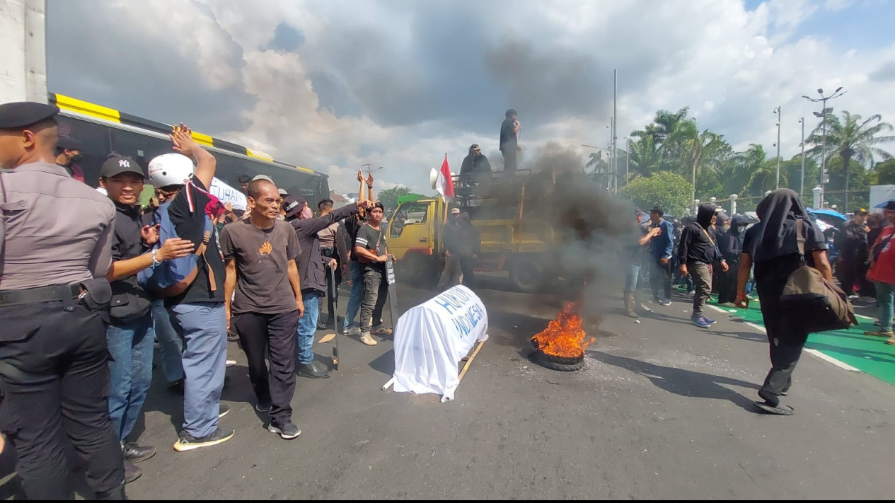 Ribuan Massa Kepung Gedung DPR RI, Ini Penyebabnya
            - galeri foto