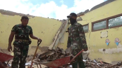 Atap Ruang Kelas di SDN 1 Ngelang Magetan Roboh Dimakan Usia, Siwwa Belajar di Musala