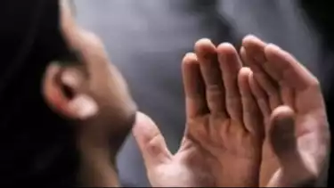 Ilustrasi membaca niat puasa Nisfu Syaban di hari Jumat