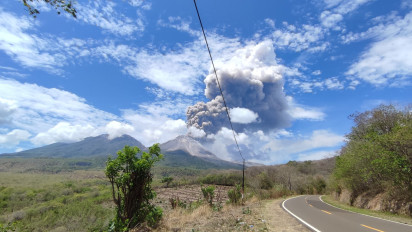Gunung Lewotobi Laki-laki Erupsi Tiga Kali pada Hari Ini