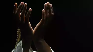 Ilustrasi membaca amalan doa di waktu malam Nisfu Syaban