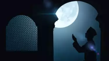 Ilustrasi Seorang Muslim sedang Lakukan Amalan di Malam Nisfu Syaban