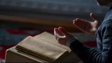 Ilustrasi khatib setelah menyampaikan teks khutbah Jumat singkat kepada jemaah shalat Jumat