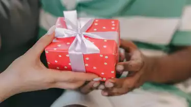 ilustrasi memberi hadiah
