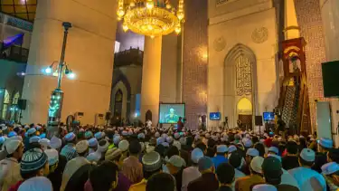 Ilustrasi jemaah menyimak naskah khutbah Jumat dari khatib