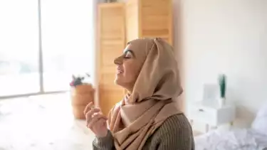 Ilustrasi pakai wangi-wangian dari minyak wangi atau parfum saat puasa Ramadhan di hari Jumat