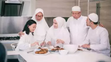 Ilustrasi munggahan makan bersama keluarga sebelum masuk bulan Ramadhan