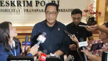 Direktur Tindak Pidana Umum (Dirtipidum) Bareskrim Polri Brigjen Pol. Djuhandhani Rahardjo Puro (tengah) berbicara dengan awak media di Gedung Bareskrim Polri, Jakarta, Selasa (4/2/2025).