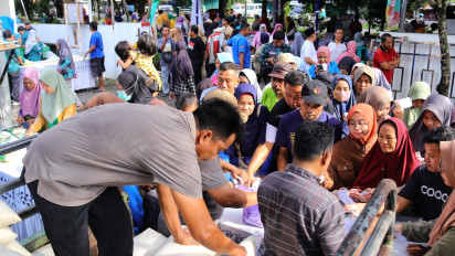 Ratusan Warga di Kudus Serbu Sembako Murah Jelang Ramadhan