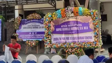 Suasana rumah duka Bendahara Umum DPP Partai Demokrat, Almarhum Renville Antonio, di Surabaya, Jumat (14/2/2025).