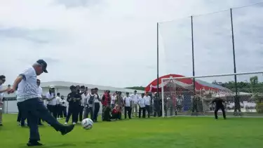 Kepala OIKN Basuki Hadimuljono saat mengajak delegasi luar negeri menjajaki Pusat Pelatihan PSSI Kota Nusantara, ibu kota Indonesia