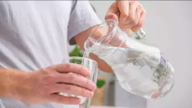 Ilustrasi sahur minum air putih persiapan puasa sunnah sebelum Ramadhan