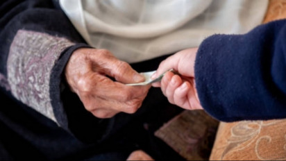 Rezeki Seketika Lancar Kalau Dahulukan Sedekah kepada Sosok Ini, Ustaz Adi Hidayat Bilang Kalau...